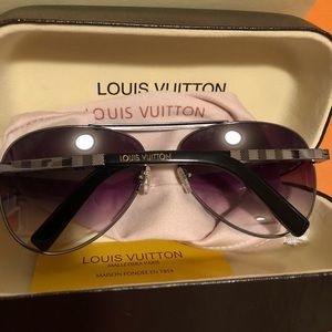 LV sunglasses size 62>17 dark grey. Never worn.